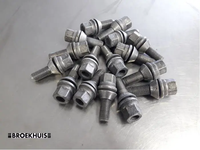 Set of wheel bolts Renault Clio