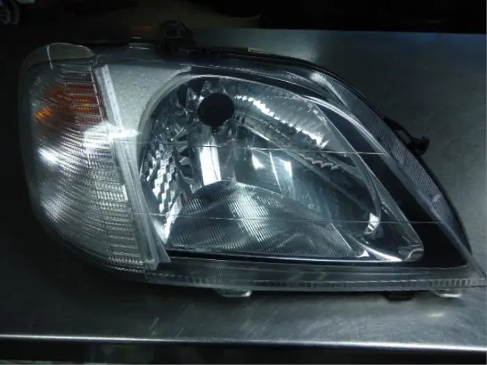 Reflektor prawy Dacia Logan