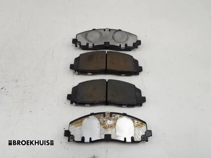 Front brake pad Chrysler Pacifica