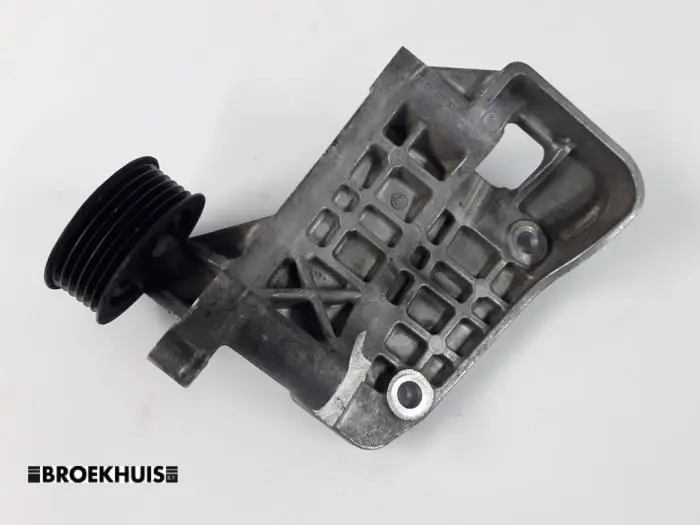 Alternator lower bracket Audi A5