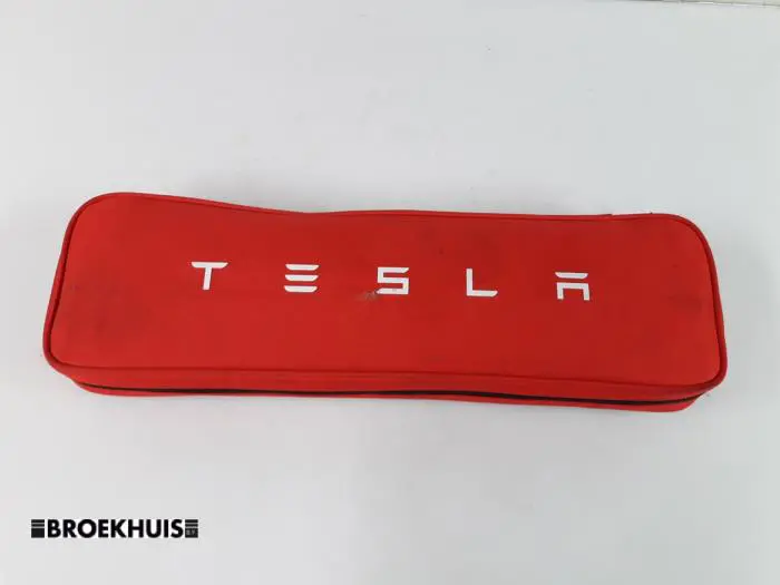 Kit premiers soins Tesla Model 3