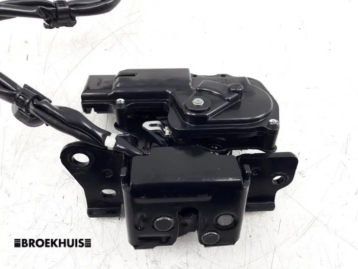 Tailgate lock mechanism Lexus CT 200h