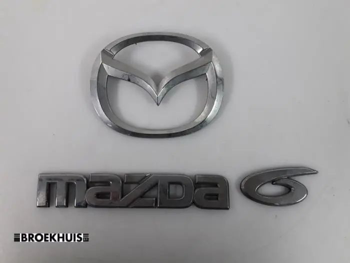 Emblema Mazda 6.