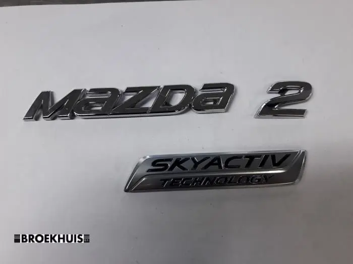 Emblem Mazda 2.