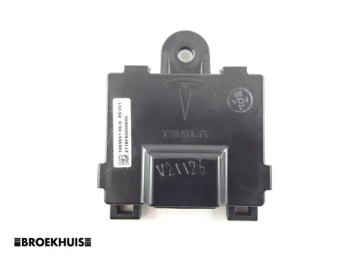 Modul centralnego zamka Tesla Model S