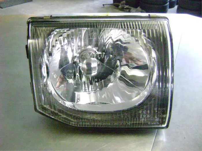 Reflektor prawy Mitsubishi Pajero