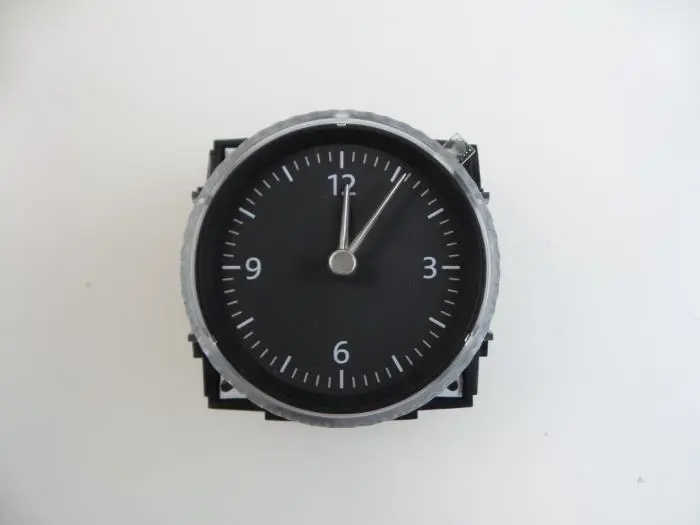 Clock Volkswagen Passat