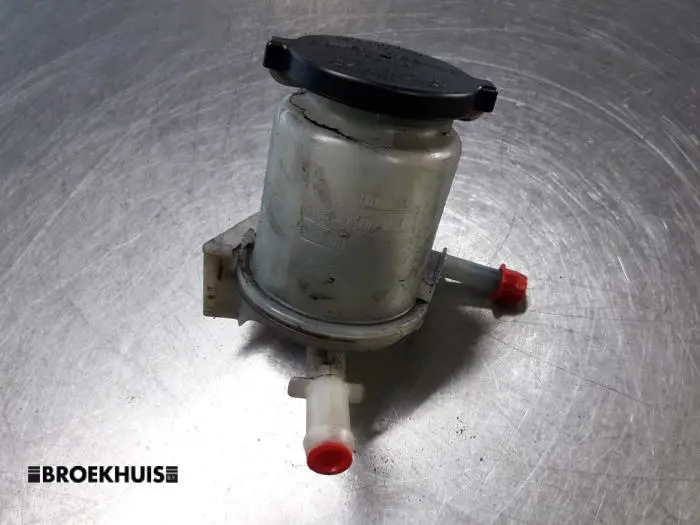 Power steering fluid reservoir Toyota Avensis