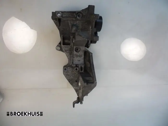 Alternator upper bracket Audi A4