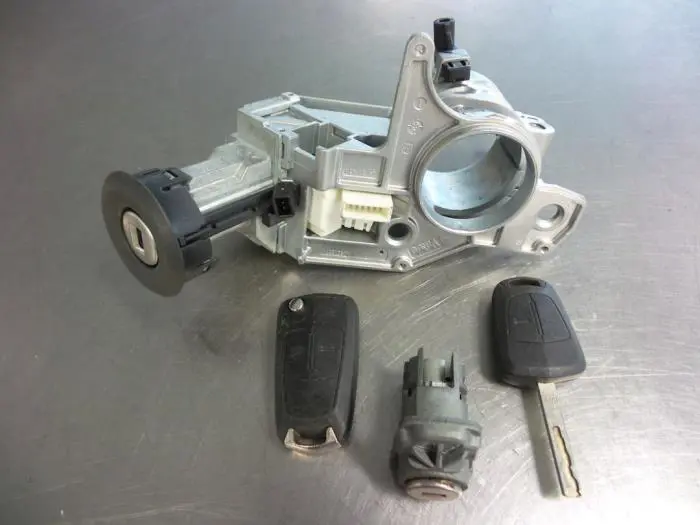 Set of cylinder locks (complete) Opel Zafira C
