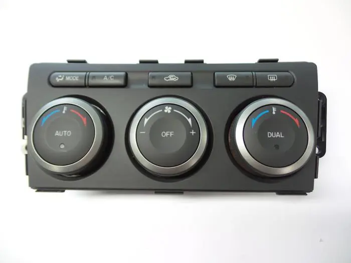 Panel sterowania nagrzewnicy Mazda 6.