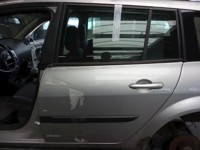 Drzwi lewe tylne wersja 4-drzwiowa Renault Megane